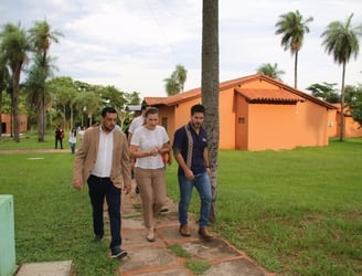 Los ministros Walter Gutiérrez y María Teresa Barán realizaron un recorrido en el Centro Ñemity. Foto: MINNA.