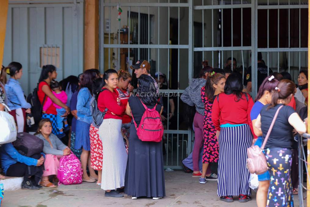 Madres, hermanas e hijas aguardan ingresar al penal luego de confirmarse la fuga de cuatro internos. Foto: Christian Meza. 