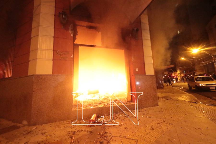 Los vándalos que se hicieron pasar por manifestantes quemaron Colorado Róga estando varios jóvenes adentro.FOTO:EDUARDO VELÁZQUEZ