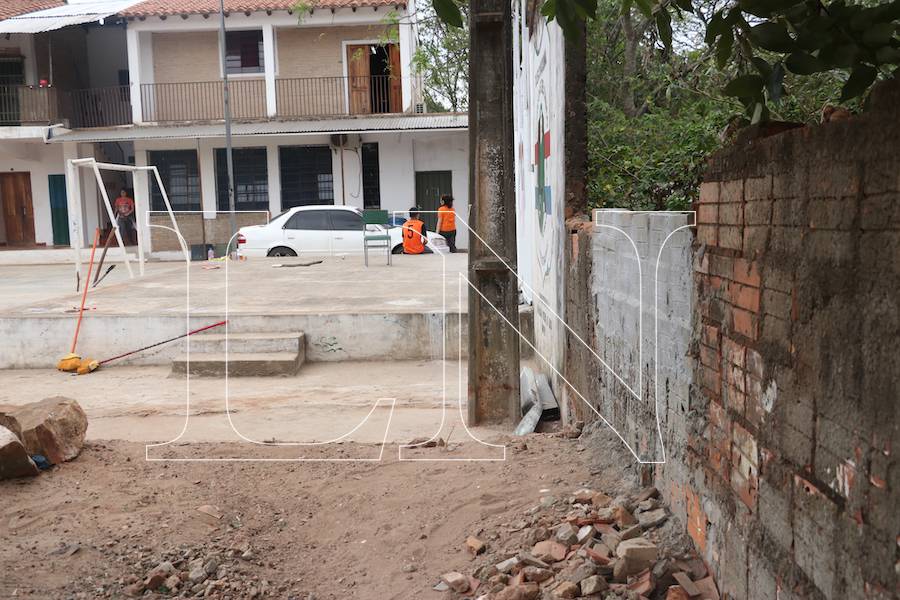 La muralla trasera de la Escuela Defensores del Chaco de J. Augusto Saldívar se encuentra en constante peligro de derrumbe.FOTO:EMILIO
BAZÁN