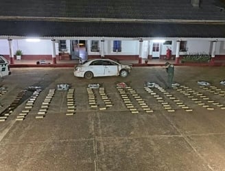 El vehículo transportaba una gran cantidad de panes de marihuana. Foto: Misiones Online.