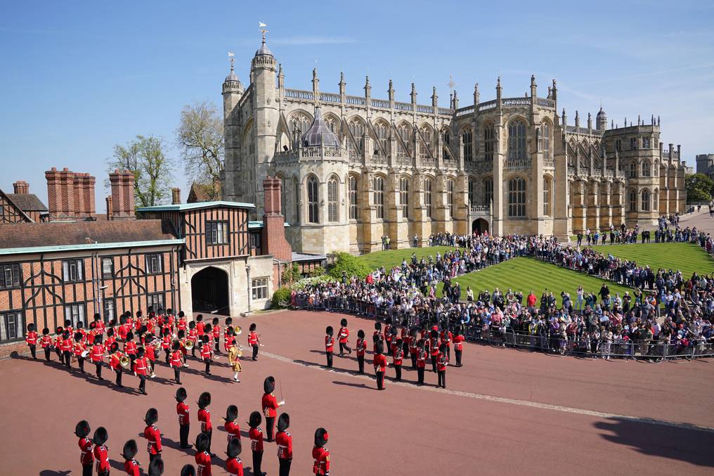 La banda de los guardias de Coldstream (izq.), tocó la música de feliz cumpleaños para la reina Isabel II. Foto: AFP. 