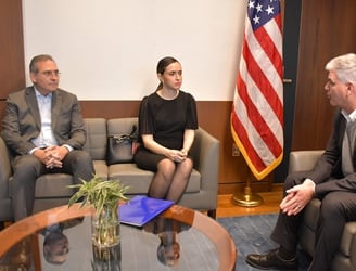 Marc Ostfield con Claudia Aguilera y el embajador de Colombia Juan Manuel Corzo. Foto: Gentileza