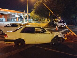 El conductor acabó chocando contra en el semáforo tras manejar alcoholizado. Foto: Más Encarnación.