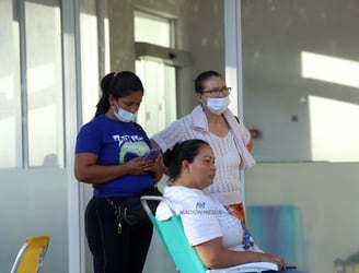 Familiares de pacientes internados por la fuga de amoníaco.