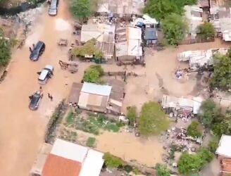 Vista aérea de la incursión de los agentes de la SENAD en “la favela”. Imagen: captura de video.