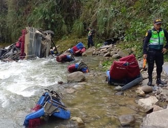El vehículo terminó al borde de las caudalosas aguas del río Sendamal. Foto: Gentileza