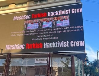 Hacktivistas pro Palestina dejan mensajes en carteles publicitarios en Asunción.