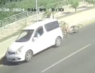 El conductor arrolló a los dos ciclistas mientras realizaban su práctica. Imagen: captura de video.