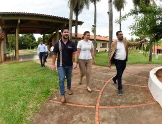 Los ministros María Teresa Barán, de Salud y Walter Gutiérrez, de Niñez y Adolescencia, visitaron el Centro de Convivencia Pedagógica Ñemity.
