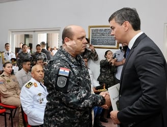 El día que Santiago Peña homenajeó a militares y policías por el operativo Dakovo.