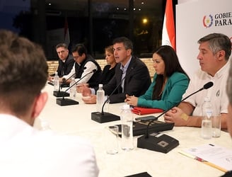 Reunión del presidente Santiago Peña con representantes universitarios.