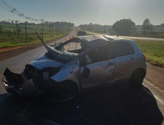 El vehículo acabó con graves daños tras el aparatoso accidente sobre la Ruta PY02. Foto: Radio Concierto.