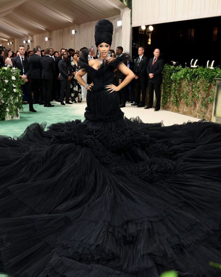 Cardi B lució un vestido gótico en color negro, que para muchos era más para un funeral, que para la Met Gala 2024. Foto: Gentileza