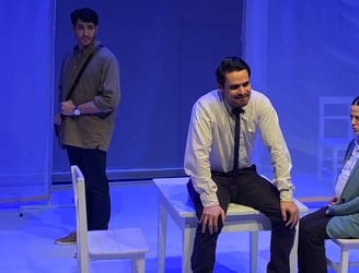 Diego Mongelós, Mario González Martí y Natalia Cálcena en una escena de “La Habitación Blanca”.