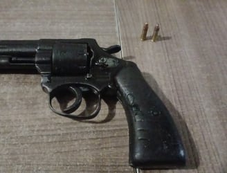 El revólver utilizado para el intento de feminicidio.