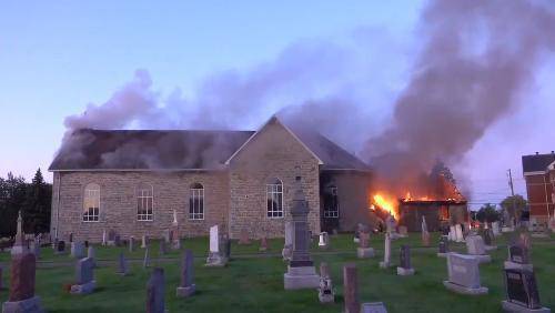 La Nación / Nuevos incendios en iglesias católicas en territorios  autóctonos de Canadá