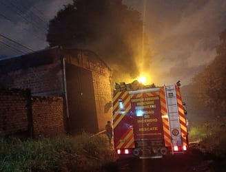 El depósito donde operaba la granja fue consumido por las llamas. Foto: La Clave.