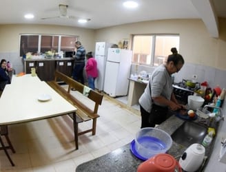 El albergue cuenta con un comedor y una cocina. Foto: Gentileza