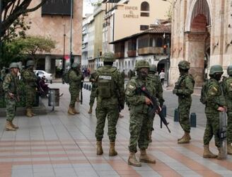 Soldados ecuatorianos toman medidas de seguridad en las carreteras en Quito, Ecuador, el 9 de enero de 2024.