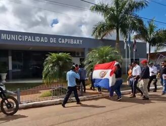Concejales y pobladores de Capiibary organizaron una protesta en la municipalidad. Foto: Portal de Curuguaty.