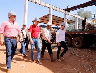 Pedro Alliana y Santiago Peña (de izquierda a derecha), durante la visita a una fábrica de azúcar.