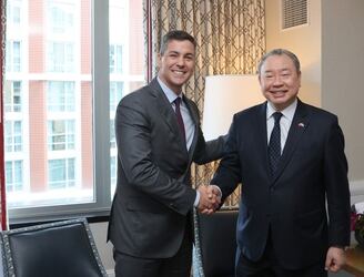 Santiago Peña con Alexander Yui, embajador de Taiwán en Estados Unidos. Foto: Gentileza