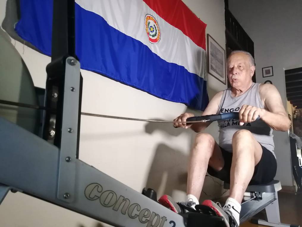 Don Mongelós, un ejemplo de disciplina y perseverancia, a sus 92 años obtuvo la medalla de plata en la competencia mundial de remo bajo techo. Foto: Gentileza.