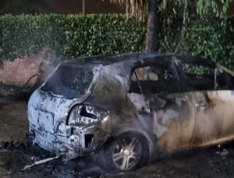 El vehículo fue totalmente consumido por las llamas en el estacionamiento. Foto: Bomberos de Encarnación.