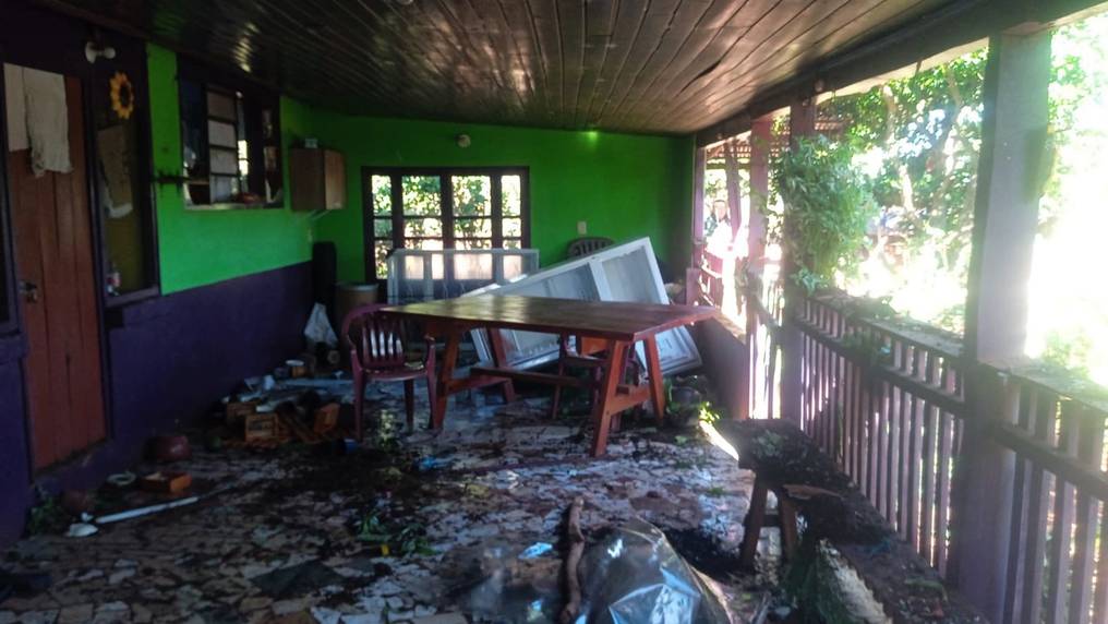 Numerosos destrozos dejó el violento ataque contra una familia de productores. Foto: Gentileza.