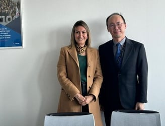 La ministra Mónica Recalde se reunió con el director del Departamento de Política de Empleo de la OIT, Sangheon Lee. Foto: Gentileza.