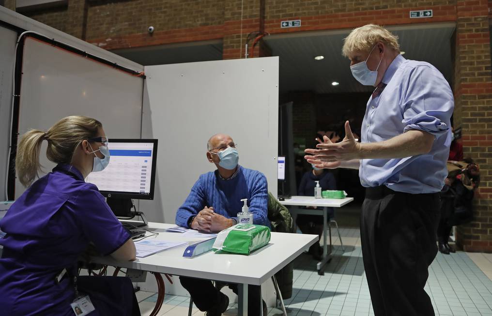 El primer ministro británico, Boris Johnson, habla con el personal antes de que administren la vacuna Pfizer-BioNTech COVID-19 a Lyn Wheeler en el Guy's Hospital de Londres. Foto: AFP. 