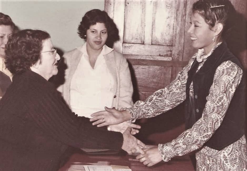 La primera locutora de Encarnación, década de los años 30, doña Mimi, Hilda Gómez Crosta de Villalba, en la foto con Zunilda Báez Arzamendia, una de las locutoras y periodista con más trayectoria en Encarnación.