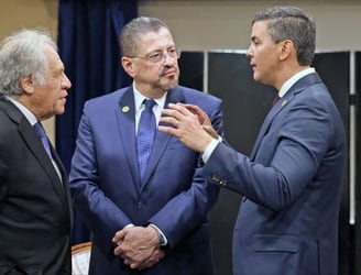 Santiago Peña conversa con Luis Almagro, secretario general de la OEA, y el presidente de Costa Rica, Rodrigo Chaves. Foto: Presidencia.
