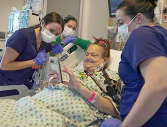 Lisa Pisano (centro) en un quirófano del Instituto Langone de Trasplantes. Nueva York, 22 de abril de 2024.