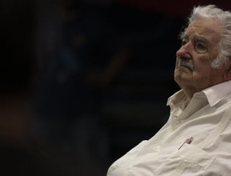 Mujica descarta tratar su tumor fuera de Uruguay y agradece apoyo.