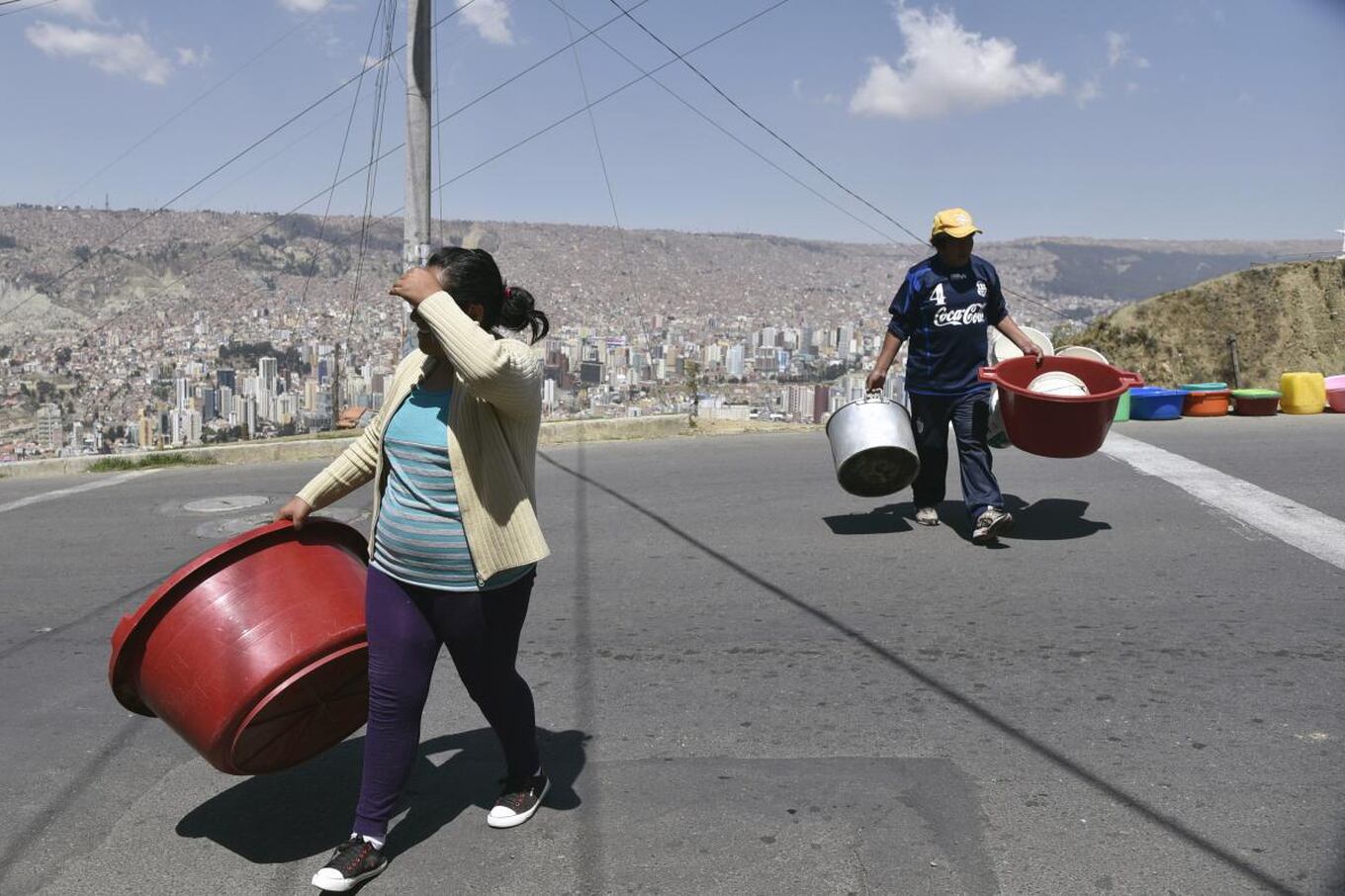 UNA VISTA DEL DRAMA: La gente junta el agua proveído por los carros hidrantes, en todo tipo de utensilios, en la altura de La Paz.