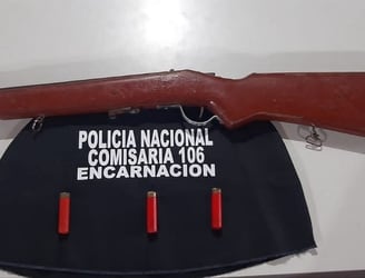 Arma de fuego presuntamente utilizada para asaltar a la víctima. Foto: Gentileza.