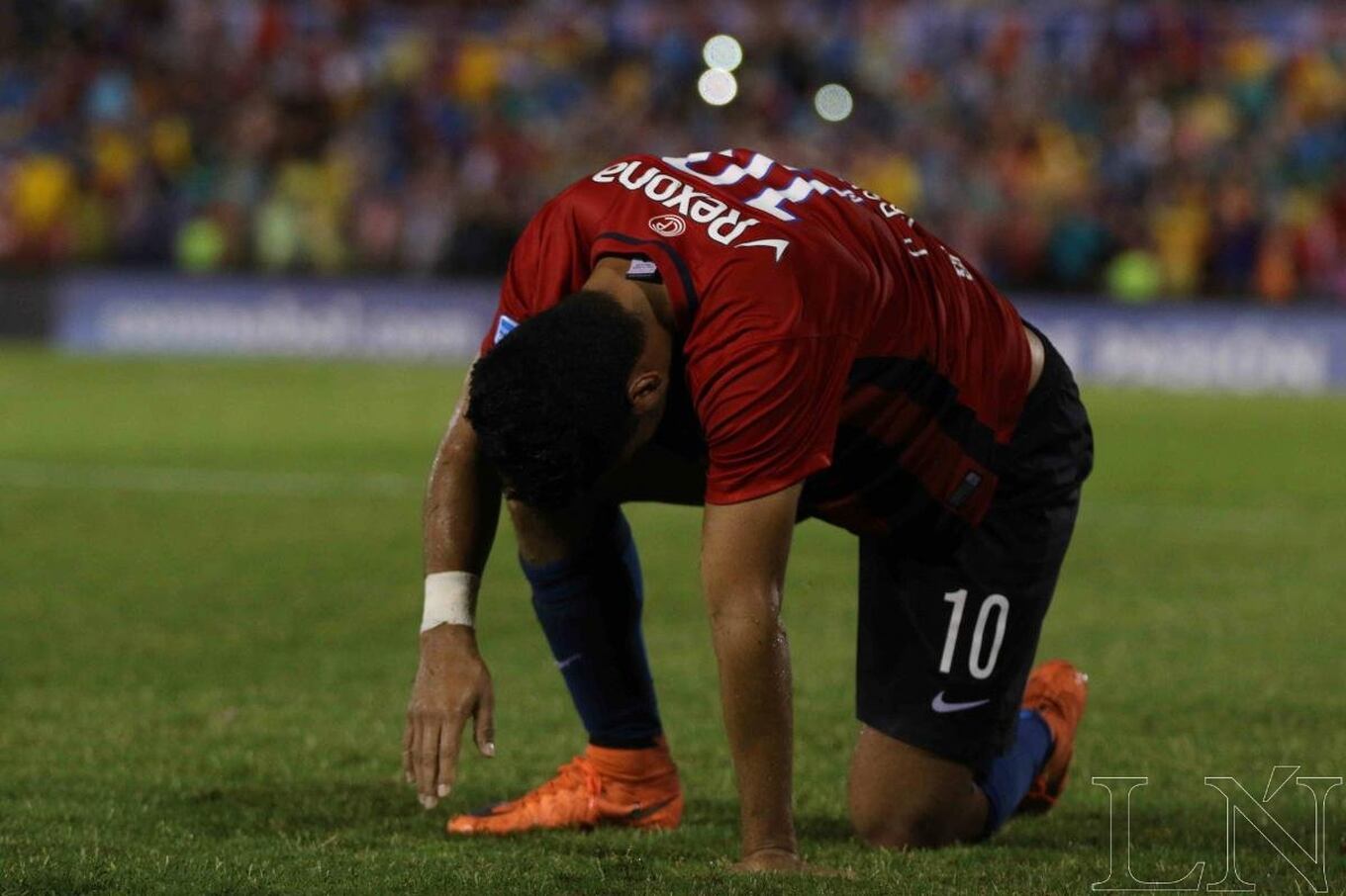 Cuando el destino lo bajó hasta el suelo, él se levantó a base de goles. Foto: Néstor Soto.