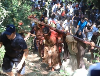 La vía crucis se realizó en el cerro Atyrá. Foto: Jorge Romero/Nación Media