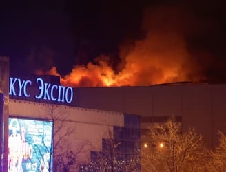 Alcalde de Moscú reporta muertes en tiroteo e incendio en sala de conciertos.