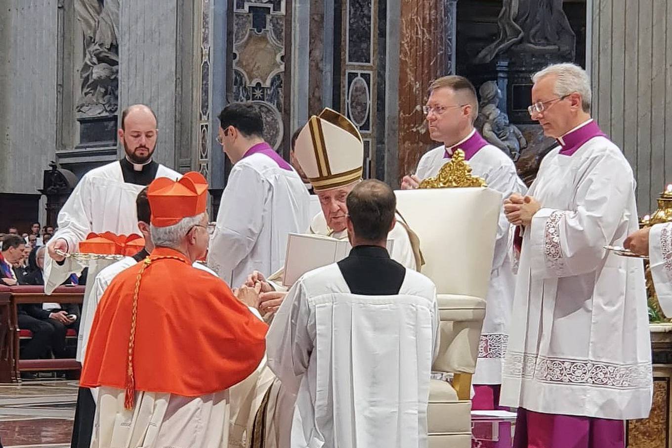 Monseñor Adalberto Martínez recibió del papa Francisco el birrete y el anillo, signos del cardenalato. Foto: Gentileza.