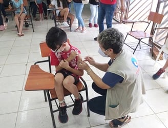 Los profesionales médicos instan a vacunar a los niños contra la influenza y el covid-19. FOTO: GENTILEZA.