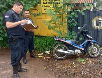 Motocicleta dejada en la Patrulla Caminera de Coronel Oviedo.