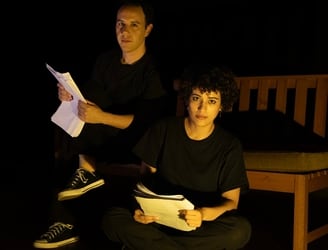 Hugo Núñez y Angie Parodi protagonizan “Un ensayo ( o la obra sobre un ensayo)”. Foto: Gentileza