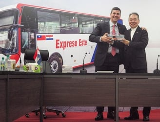 Santiago Peña visitó la empresa de eBus buses eléctricos Master Transportation Bus Manufacturing. Foto AFP.