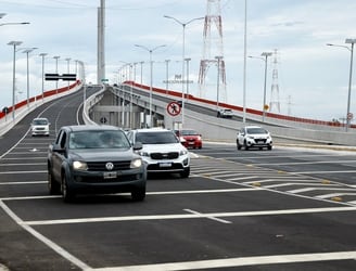 El puente fue hecho para cruzar de un punto a otro, no para permanecer allí. Foto: Nación Media.
