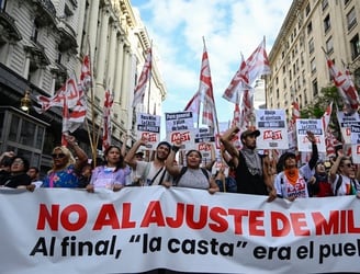 La crisis en Argentina moviliza a muchos que protestan por la política de ajustes de Milei.  (Photo by Luis ROBAYO / AFP)