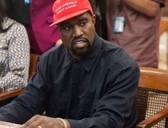 Kanye West es nuevamente demandado por racismo y homofobia.