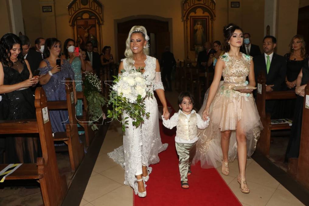 La novia ingresó al templo acompañada de sus hijos. Foto: Cristóbal Núñez.